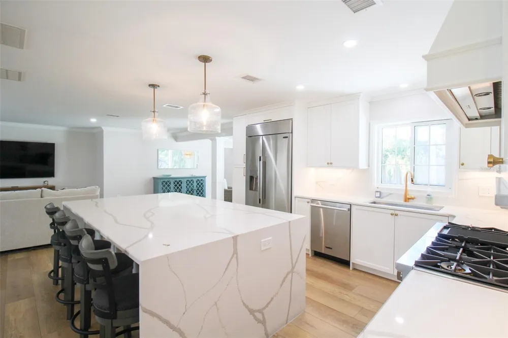 691 RUSSELL STREET Longboat Key, FL 34228