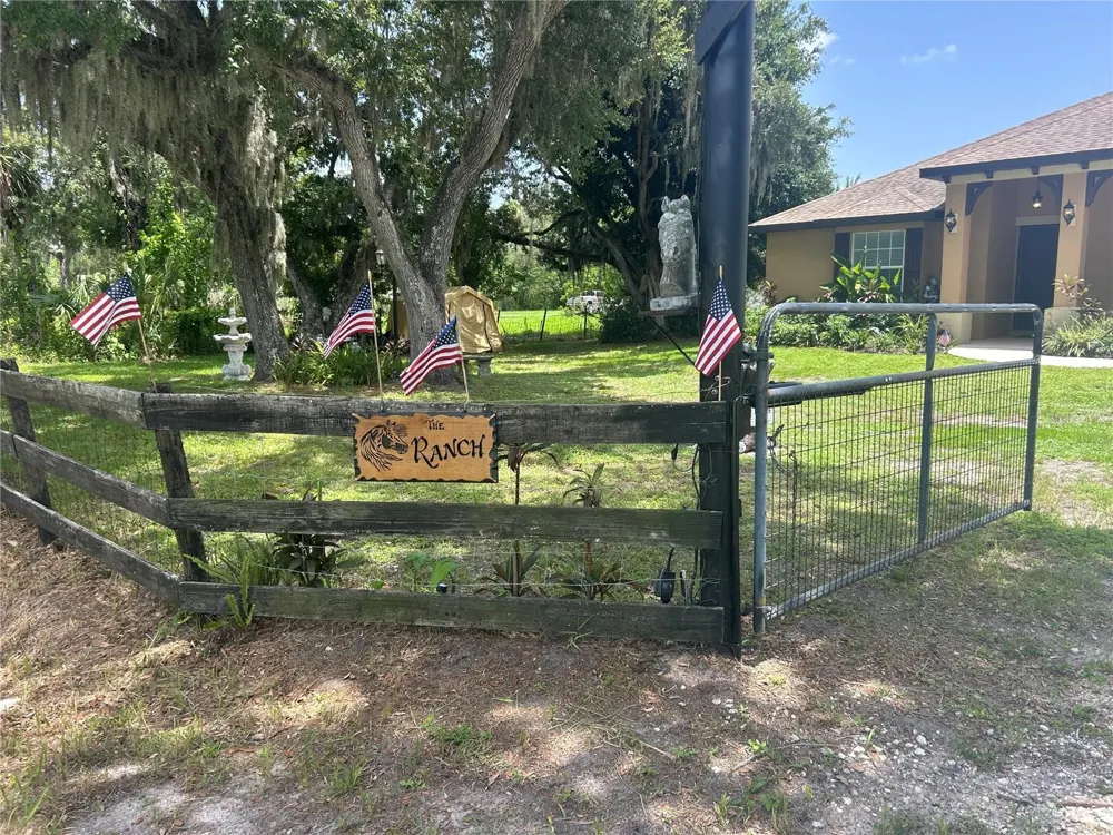 6416 18TH AVENUE E Bradenton, FL 34208