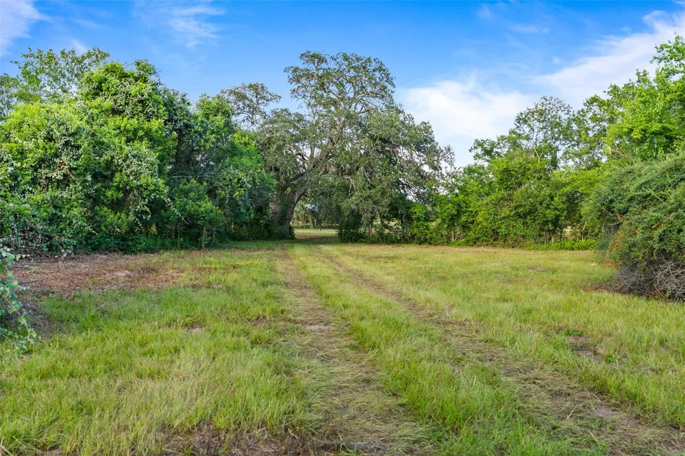 7462 County Road 284 Edna, TX 77957