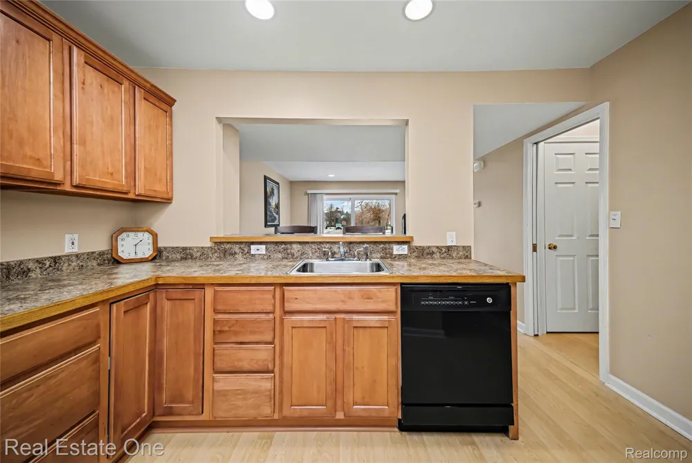 2579 Kingstowne Drive Commerce Charter Township, MI 48390