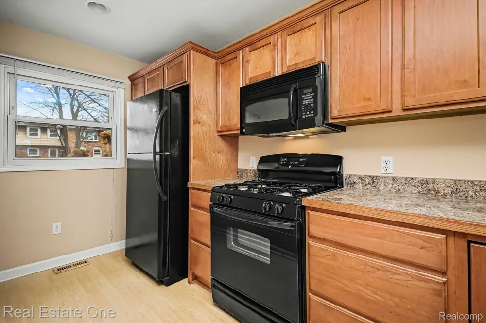 2579 Kingstowne Drive Commerce Charter Township, MI 48390