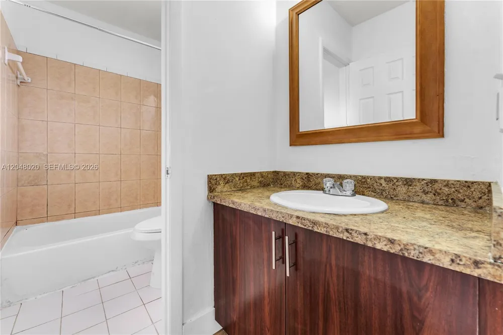5653 Blueberry CT ## 2 Lauderhill, FL 33313