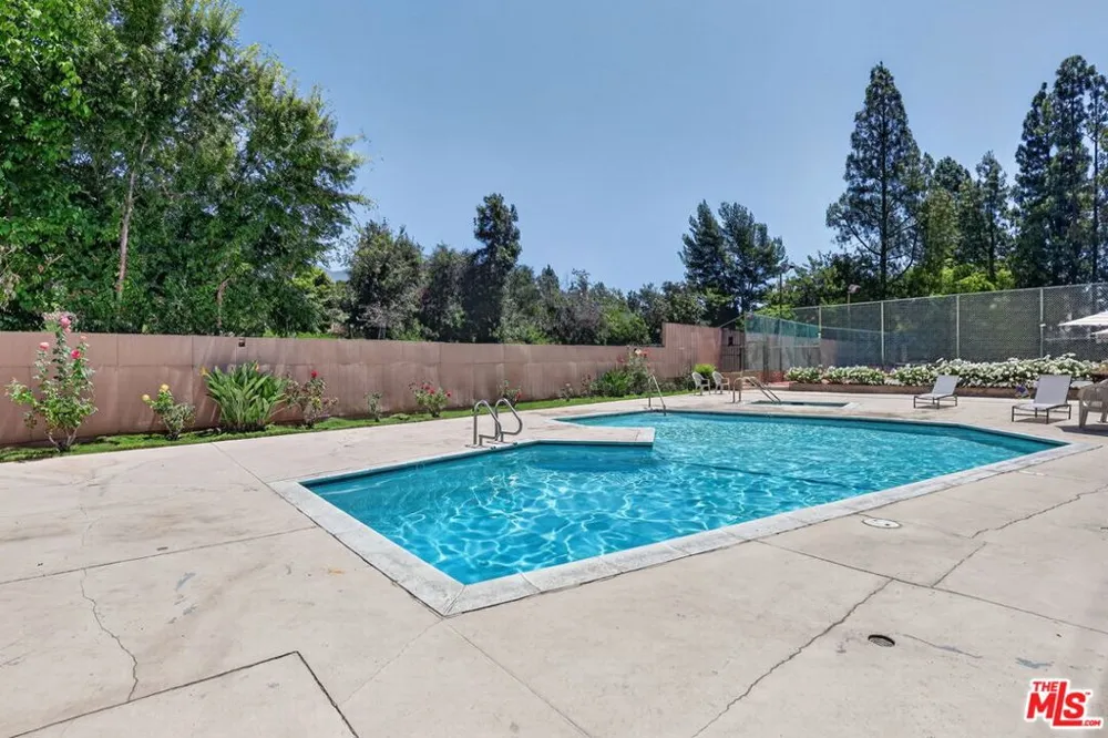 21 Northwoods Lane La Crescenta, CA 91214