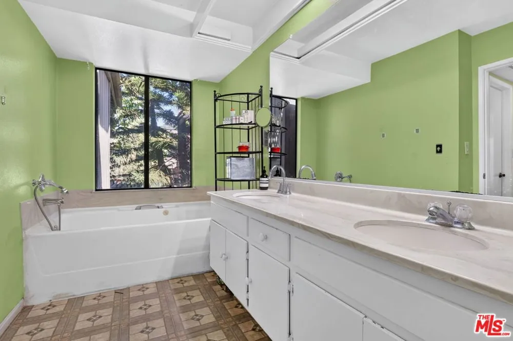 21 Northwoods Lane La Crescenta, CA 91214