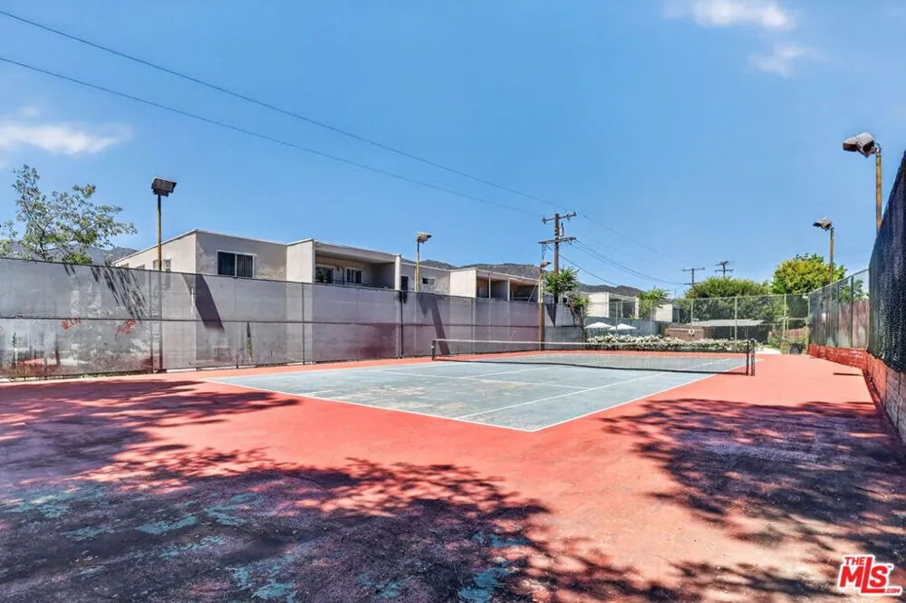 21 Northwoods Lane La Crescenta, CA 91214