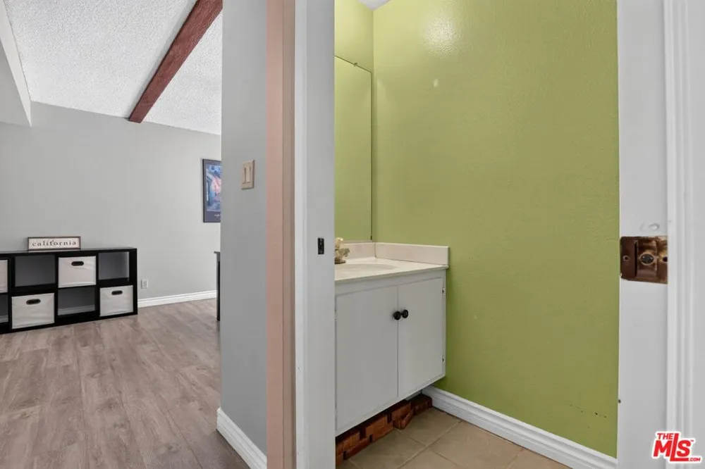 21 Northwoods Lane La Crescenta, CA 91214