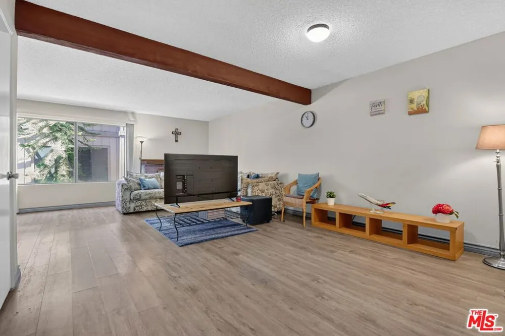 21 Northwoods Lane La Crescenta, CA 91214
