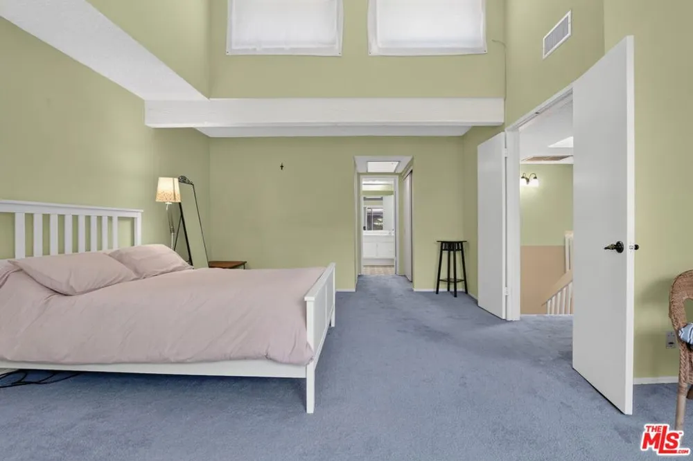 21 Northwoods Lane La Crescenta, CA 91214