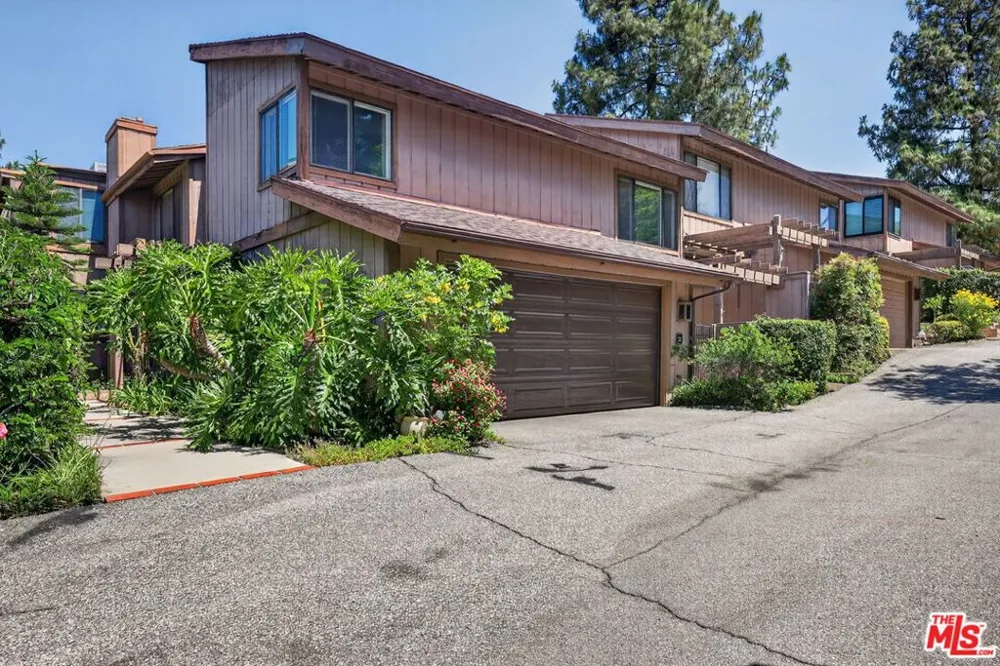 21 Northwoods Lane La Crescenta, CA 91214