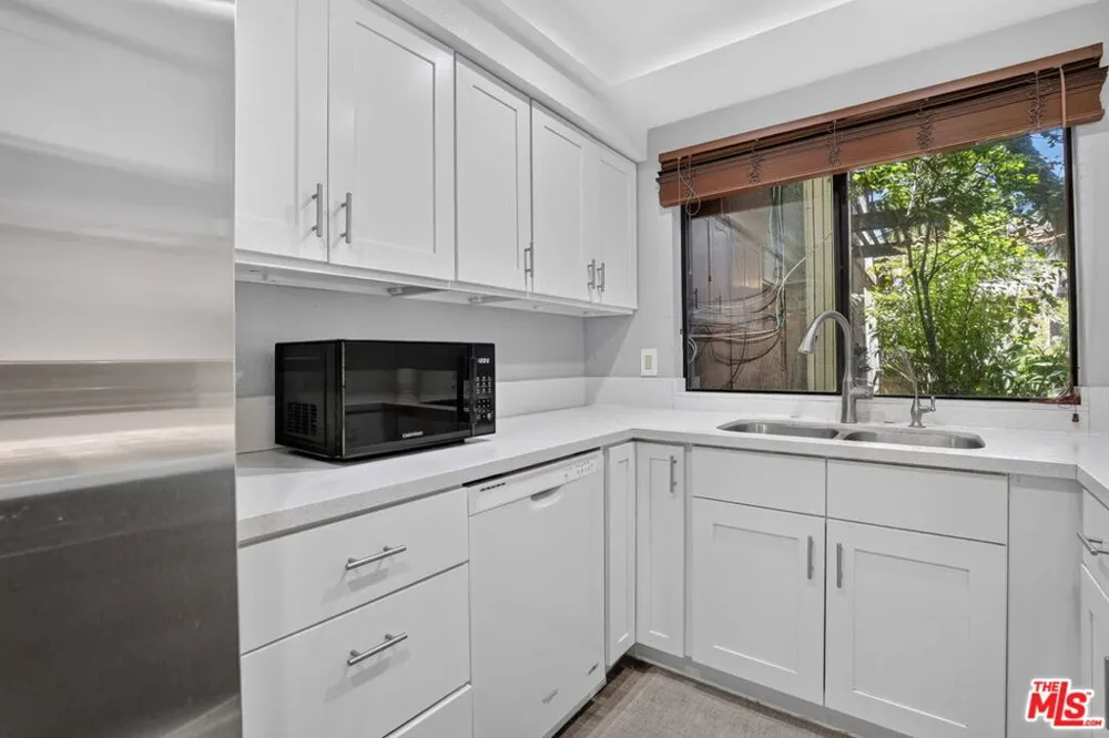 21 Northwoods Lane La Crescenta, CA 91214