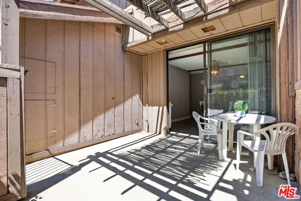 21 Northwoods Lane La Crescenta, CA 91214