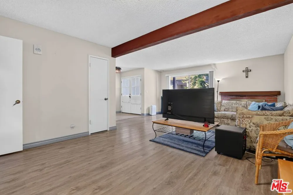 21 Northwoods Lane La Crescenta, CA 91214