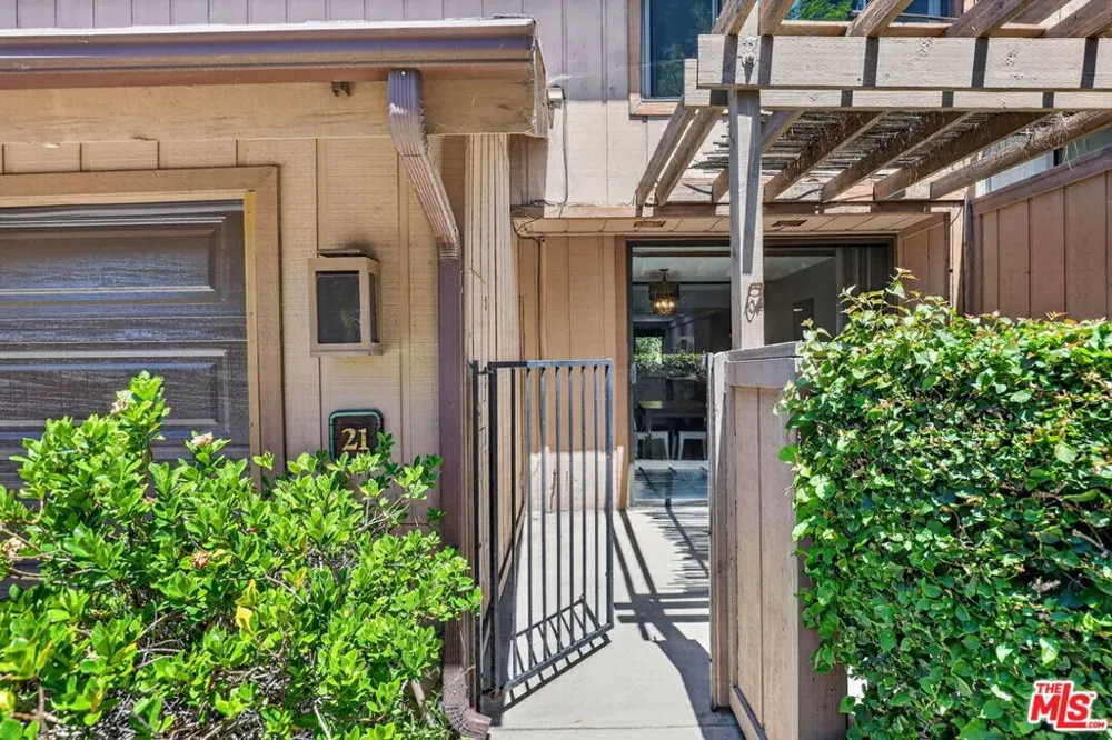21 Northwoods Lane La Crescenta, CA 91214