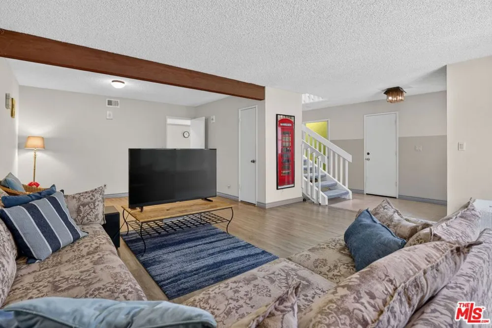 21 Northwoods Lane La Crescenta, CA 91214