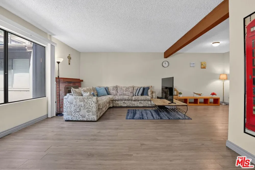 21 Northwoods Lane La Crescenta, CA 91214