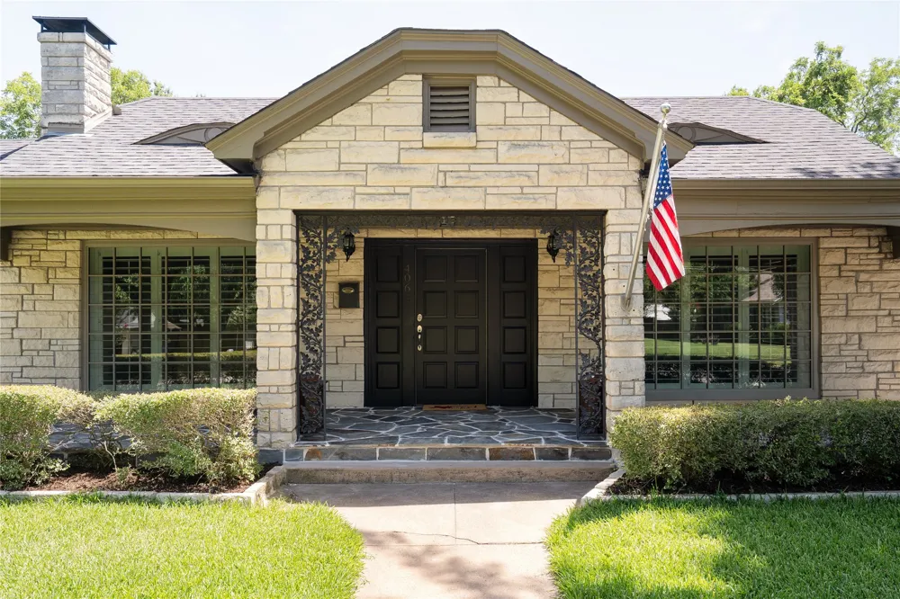 406 E Main Street Whitesboro, TX 76273