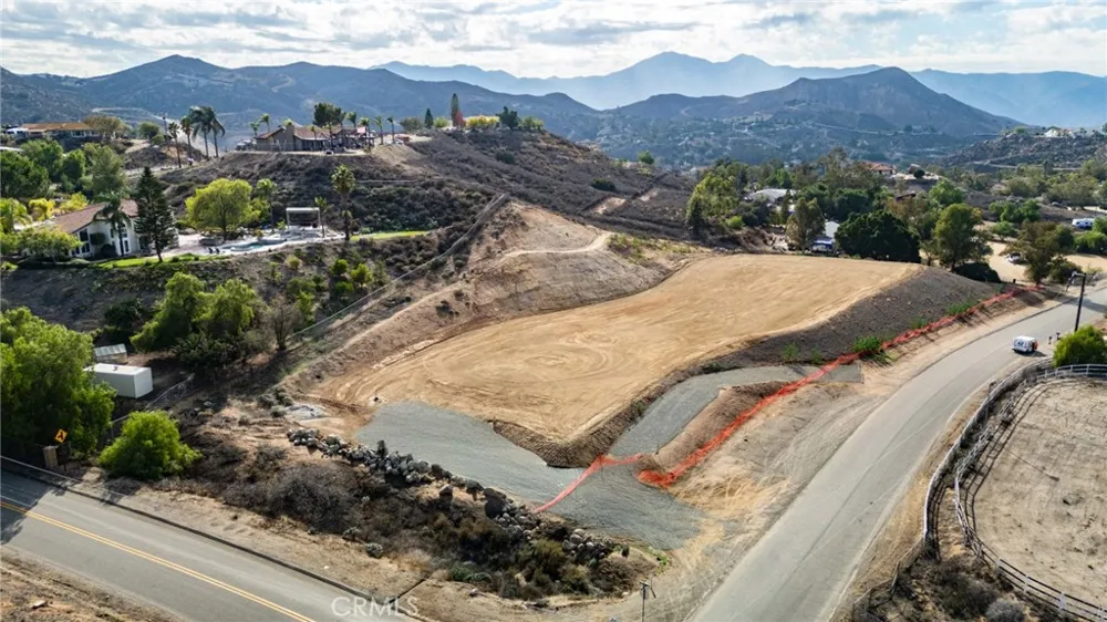 14735 Descanso Lake Mathews, CA 92570