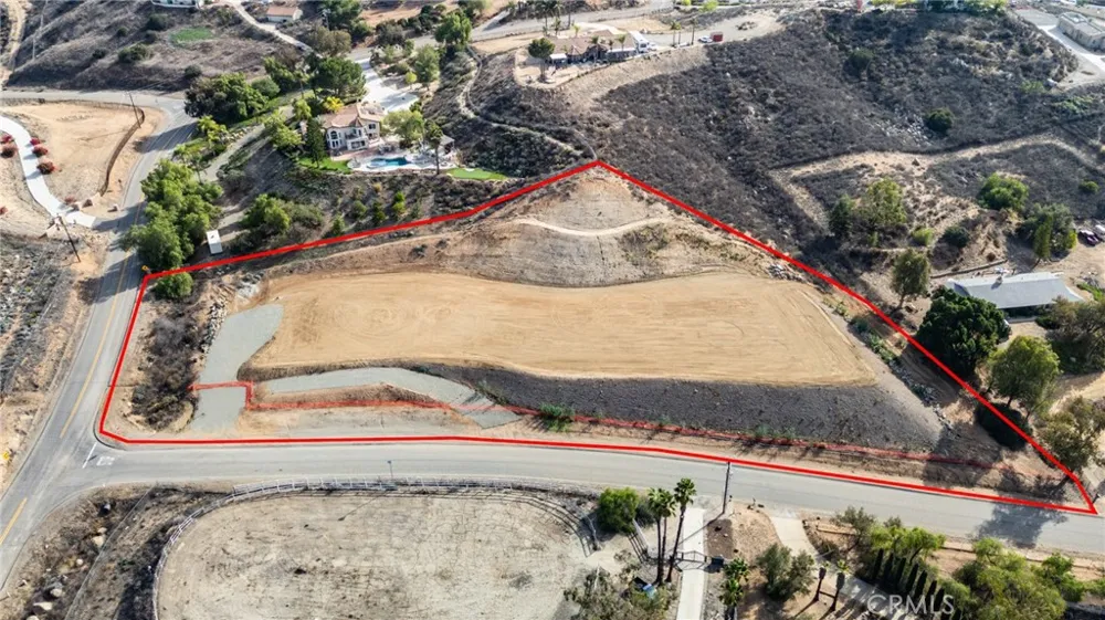 14735 Descanso Lake Mathews, CA 92570