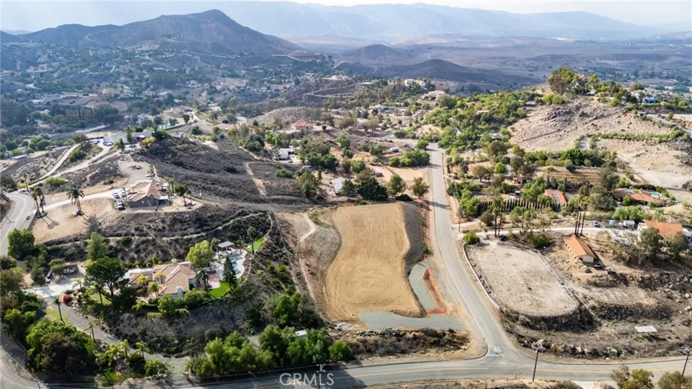 14735 Descanso Lake Mathews, CA 92570