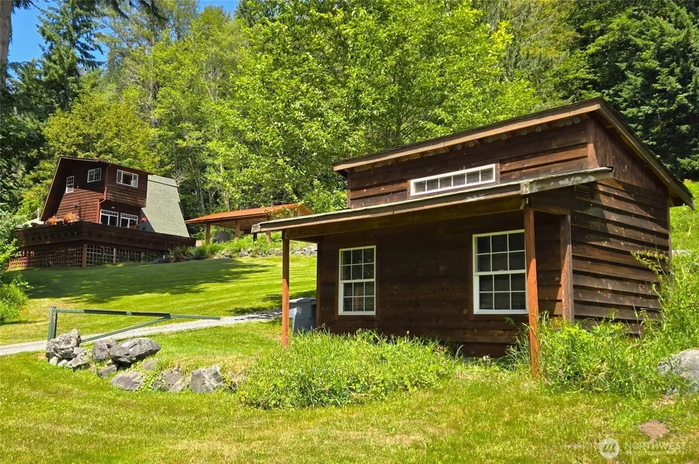 33217 Mount Tahoma Canyon Road E Ashford, WA 98304