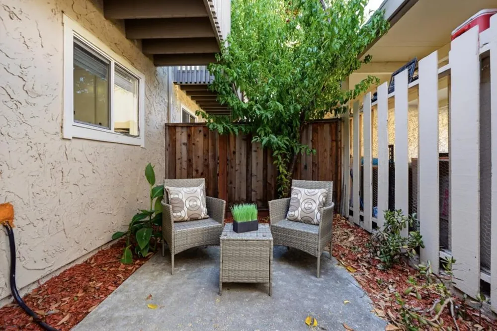 117 Mission Drive East Palo Alto, CA 94303