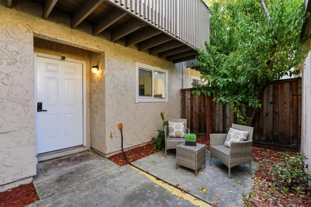 117 Mission Drive East Palo Alto, CA 94303