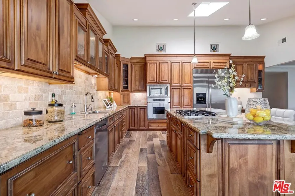823 Enchanted Way Pacific Palisades, CA 90272
