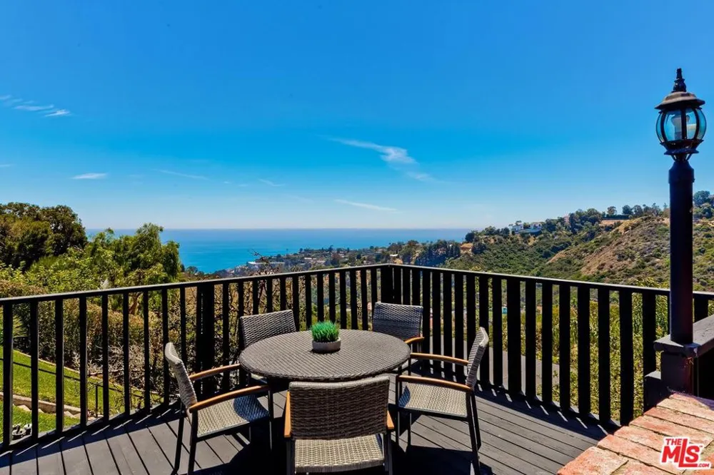 823 Enchanted Way Pacific Palisades, CA 90272