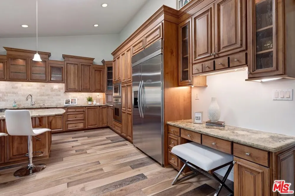 823 Enchanted Way Pacific Palisades, CA 90272