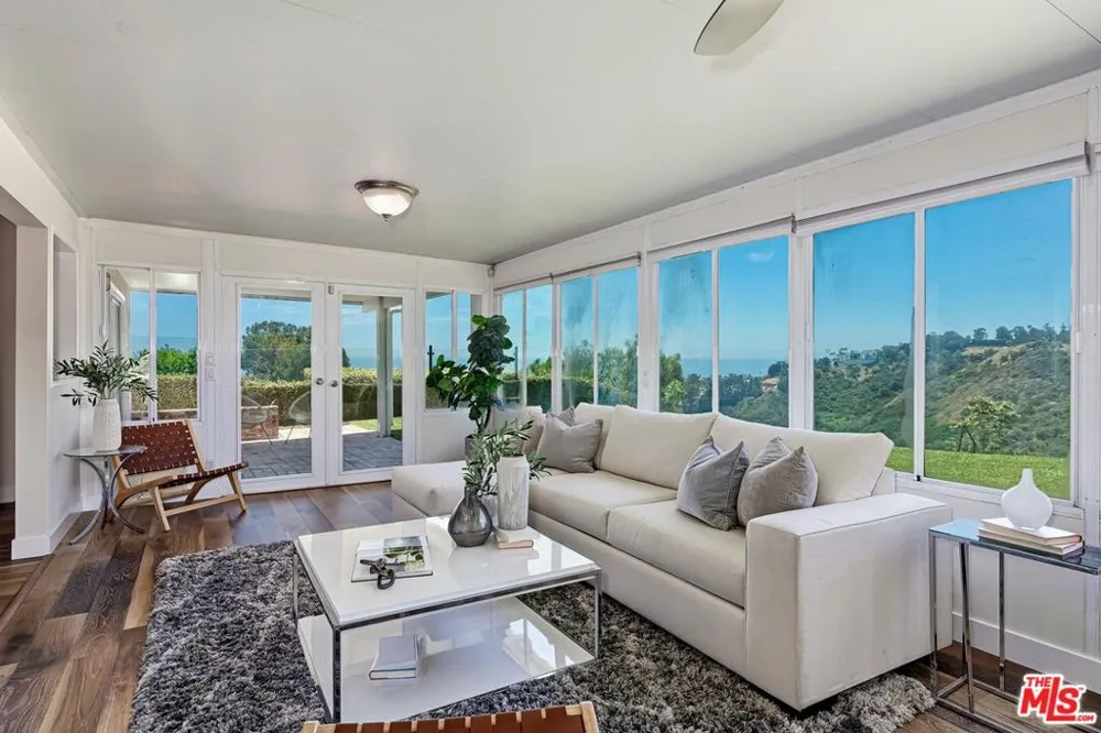 823 Enchanted Way Pacific Palisades, CA 90272