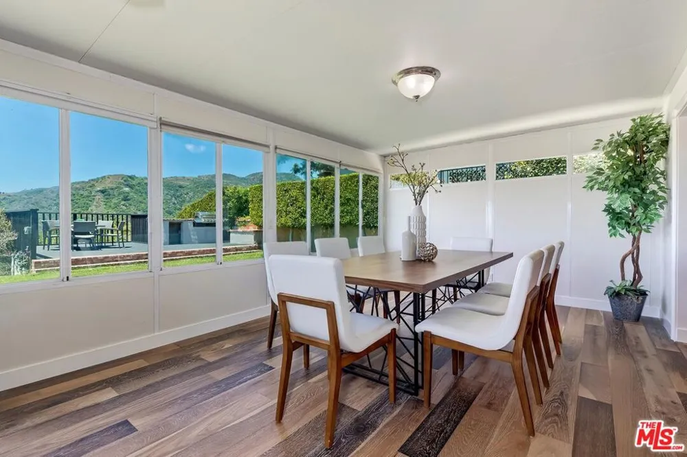 823 Enchanted Way Pacific Palisades, CA 90272