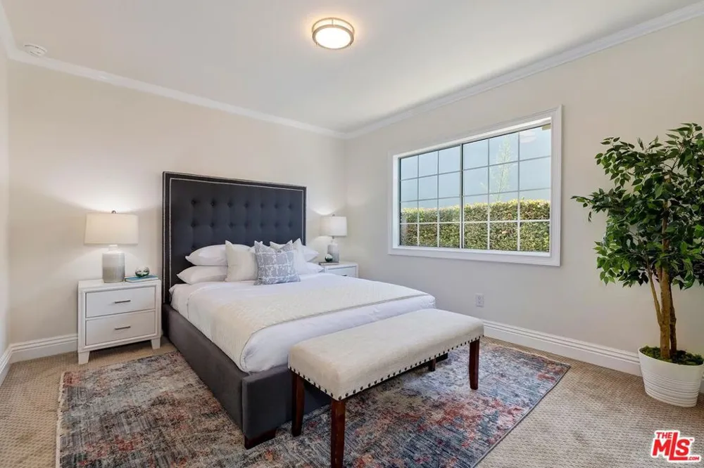 823 Enchanted Way Pacific Palisades, CA 90272