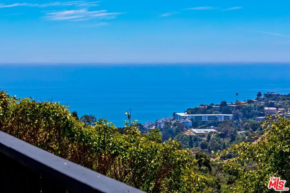 823 Enchanted Way Pacific Palisades, CA 90272