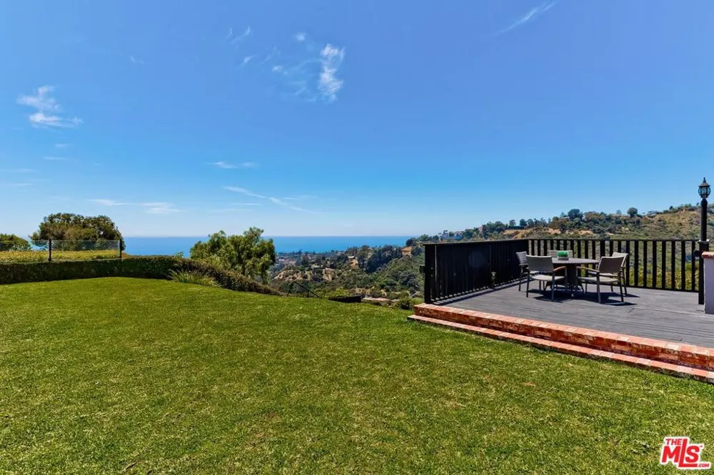 823 Enchanted Way Pacific Palisades, CA 90272