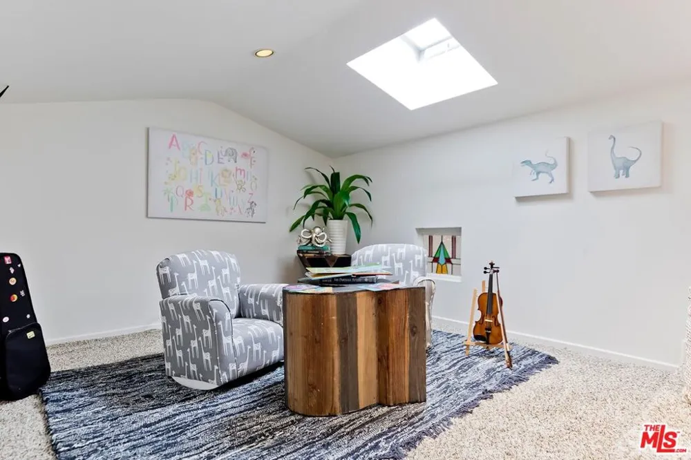 823 Enchanted Way Pacific Palisades, CA 90272