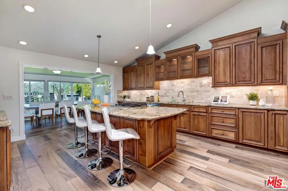 823 Enchanted Way Pacific Palisades, CA 90272