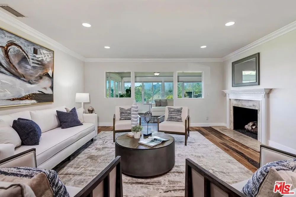 823 Enchanted Way Pacific Palisades, CA 90272