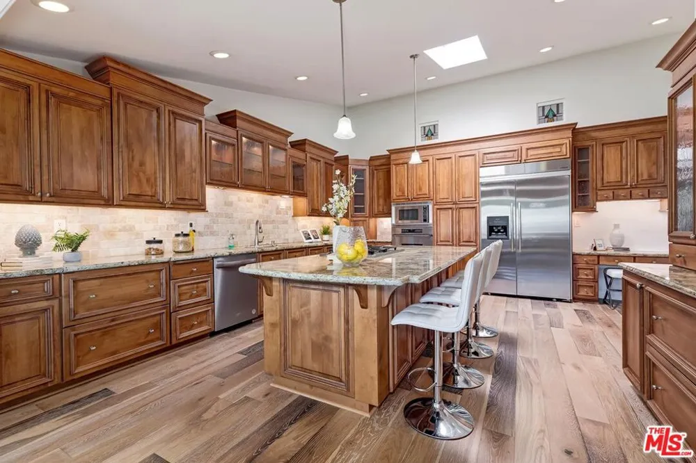 823 Enchanted Way Pacific Palisades, CA 90272