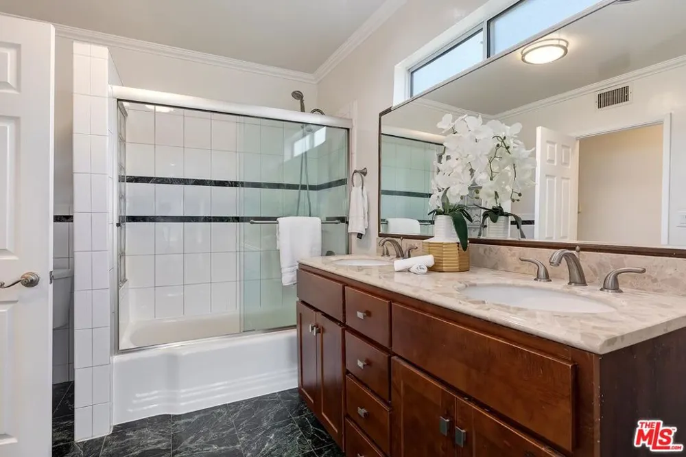 823 Enchanted Way Pacific Palisades, CA 90272