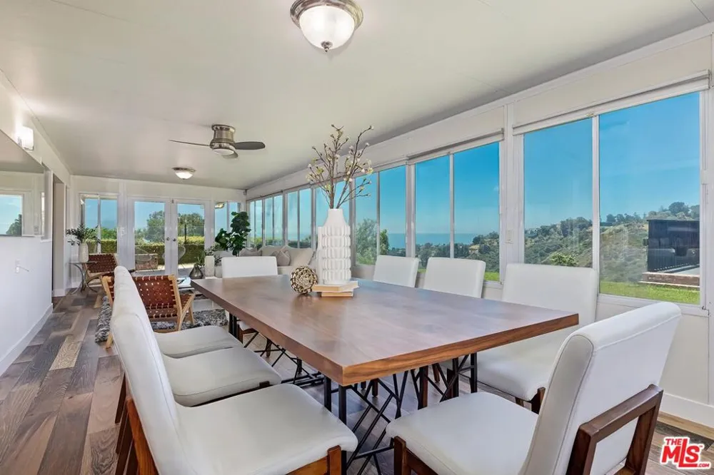 823 Enchanted Way Pacific Palisades, CA 90272
