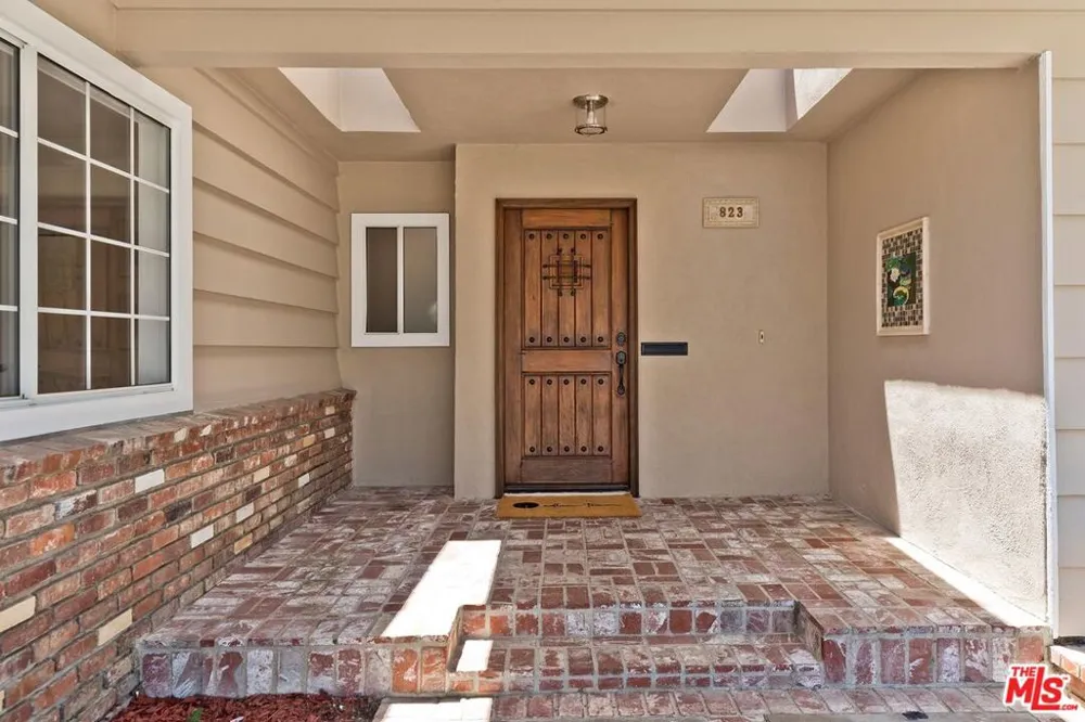 823 Enchanted Way Pacific Palisades, CA 90272