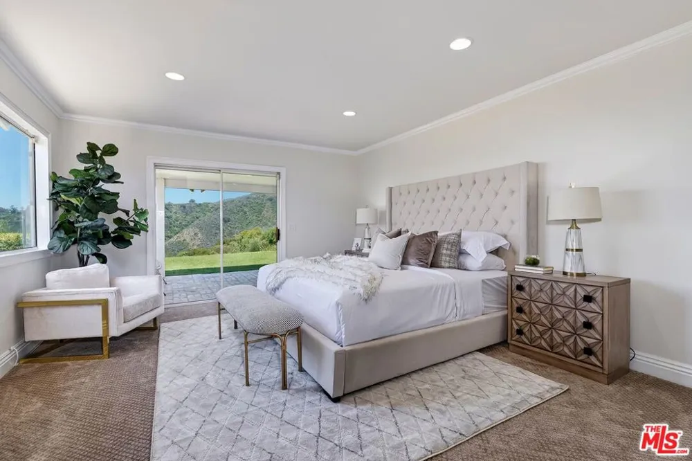 823 Enchanted Way Pacific Palisades, CA 90272