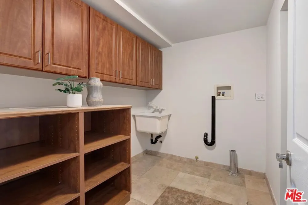 823 Enchanted Way Pacific Palisades, CA 90272