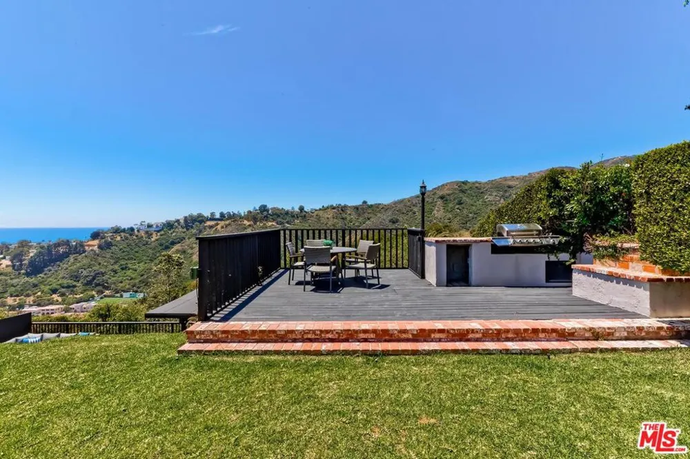 823 Enchanted Way Pacific Palisades, CA 90272