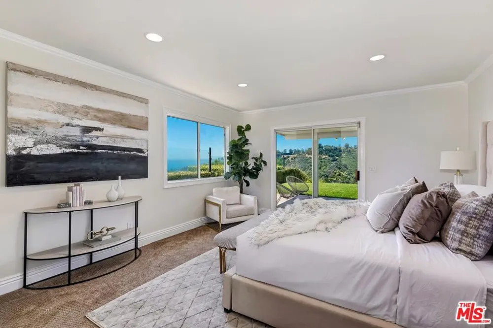 823 Enchanted Way Pacific Palisades, CA 90272
