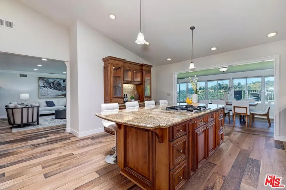 823 Enchanted Way Pacific Palisades, CA 90272