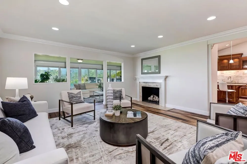 823 Enchanted Way Pacific Palisades, CA 90272