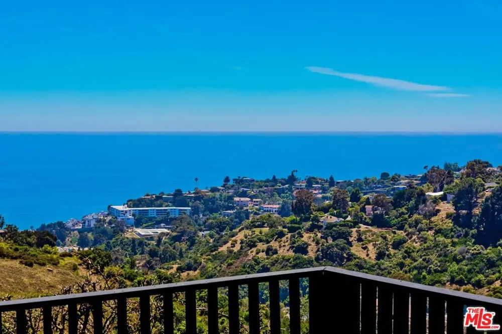 823 Enchanted Way Pacific Palisades, CA 90272