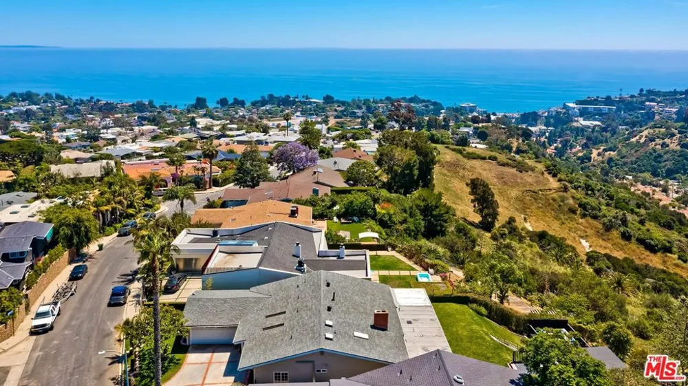 823 Enchanted Way Pacific Palisades, CA 90272
