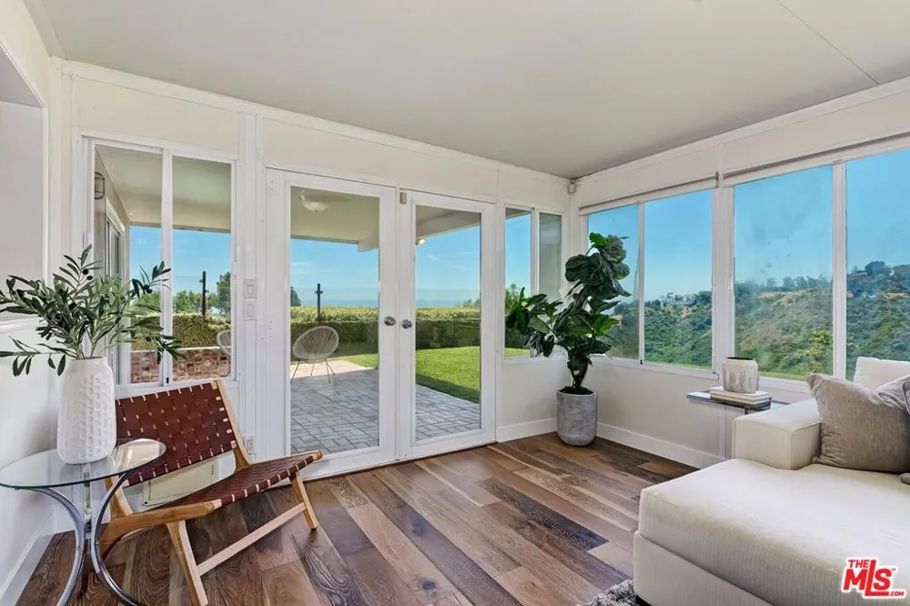 823 Enchanted Way Pacific Palisades, CA 90272